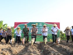 Sinergi Wujudkan Ketahanan Pangan, Kapolres Pelabuhan Tanjung Perak Pimpin Penanaman Benih Jagung di Kenjeran