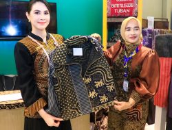 Kunjungi Booth Dekranasda Jatim, Ketua TP PKK Arumi Promosikan Batik Gedog Tuban