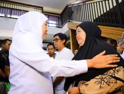 Salurkan Bantuan Ahli Waris Keluarga, Gubernur Khofifah Hadir di Tengah Duka Tragedi KMP Tunu