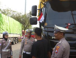 Sambut HUT ke-80 RI, Satlantas Pelabuhan Tanjung Perak Ajak Pengemudi Truk Kibarkan Merah Putih dan Tertib Berlalu Lintas