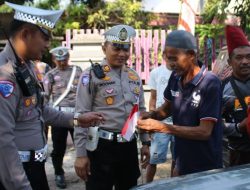 Polisi Gelorakan Semangat Nasionalisme Ratusan Bendera Merah Putih Dibagikan untuk Pengemudi di Bondowoso