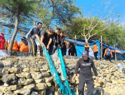 Peringati World Cleanup Day 2025, Polres Pelabuhan Tanjung Perak Bersihkan Pesisir Pantai Tambak Wedi