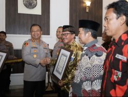 Apresiasi Tulus Kapolrestabes Surabaya: Beri Penghargaan untuk Kapolsek Wonokromo, Masyarakat dan Tokoh Agama