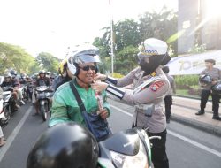 Gatur Lalin Sambil Berbagi Helm dan Cokelat Polwan Polda Jatim Peringati Hari Jadi Polisi Wanita ke 77