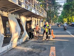 Ojol & Warga Kompak Bersihkan Pos Polisi yang Dibakar Massa di Surabaya