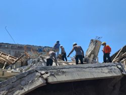 Tim SAR Brimob Polda Jatim Sisir Puing Bangunan Roboh di Ponpes Al Khoziny
