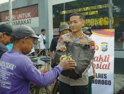 Polres Ponorogo Gelar Baksos, 250 Paket Sembako Dibagikan Untuk Tukang Becak