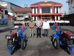Kapolres Jember Serahkan 2 Unit Traktor Dukung Ketahanan Pangan