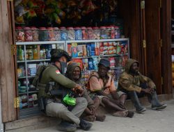 Sentuhan Humanis Personel Satgas Ops Damai Cartenz Bersama Masyarakat dan Anak-Anak di Paniai