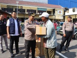 Sambut HUT Reserse ke-78, Polres Pelabuhan Tanjung Perak Bagikan Ratusan Sembako ke Tukang Becak dan Sosialisasi Call Center 110