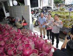 Polrestabes Surabaya Amankan 4 Orang Praktik Oplosan LPG 3 Kg ke 12 Kg