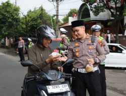 Hari Pertama Ramadhan, Satlantas Polres Kendal Bagikan Takjil ke Pengendara