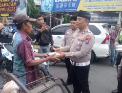 Satlantas Polres Pelabuhan Tanjung Perak Berbagi Takjil, Tebar Kebaikan di Bulan Ramadan
