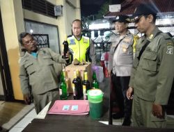Cipta Kondisi Ramadan, Polsek Kenjeran Amankan Miras dari Dua Kafe di Pesisir Tambak Wedi Surabaya