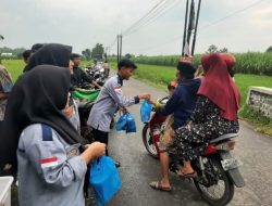 Menebar Kebaikan di Senja Ramadhan, OSIS MAN 6 Jombang Berbagi Takjil untuk Warga