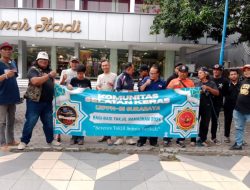 Ramadan Berbagi Komunitas Media Selatan Keras dan LRPPN-BI Tebar 500 Takjil di Surabaya