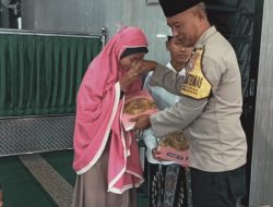 Bhabinkamtibmas Kemayoran Polsek Bubutan Polrestabes Surabaya Bagikan Iqro’ dan Al-Qur’an kepada Santri TPA Miftahul Jannah