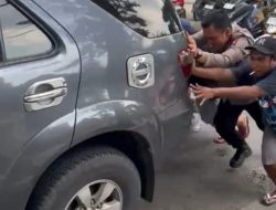 Sentuhan Kemanusiaan Polisi di Surabaya: Bantu Dorong Mobil Mogok, Cegah Kemacetan di Pasar Turi