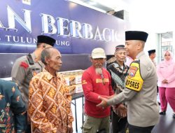 Ramadhan Berbagi : Polres Tulungagung Salurkan Bantuan Sembako Untuk Penggali Kubur dan Bilal Jenazah