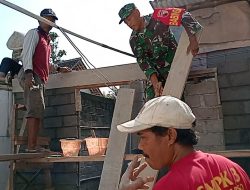 Wujud Nyata Kemanunggalan TNI Dengan Rakyat, Babinsa Pakunden Bantu Renovasi RTLH