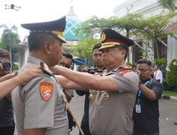 Dedikasi Tanpa Henti! Polrestabes Surabaya Beri Penghargaan Kenaikan Pangkat Pengabdian kepada Perwira Berprestasi