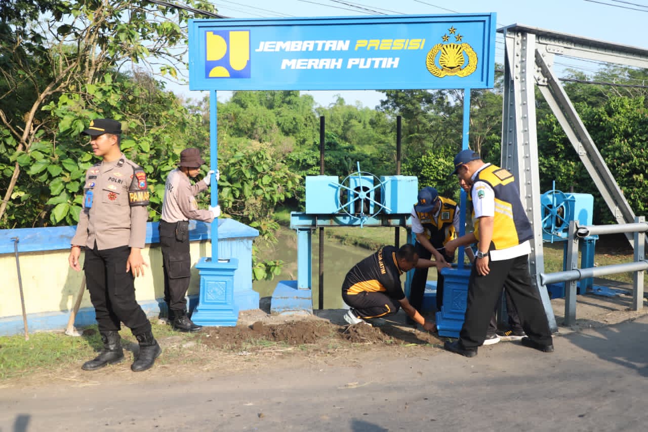 Polres Magetan Polda Jatim bersama dinas terkait di Kabupaten Magetan melaksanakan kerja bakti revitalisasi Jembatan Mangge, Kelurahan Mangge, Kecamatan Barat