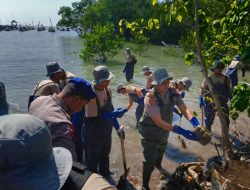 Sinergi Bersih – bersih Pantai, Polres Gresik Wujudkan Indonesia ASRI