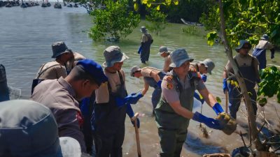 Sinergi Bersih – bersih Pantai, Polres Gresik Wujudkan Indonesia ASRI
